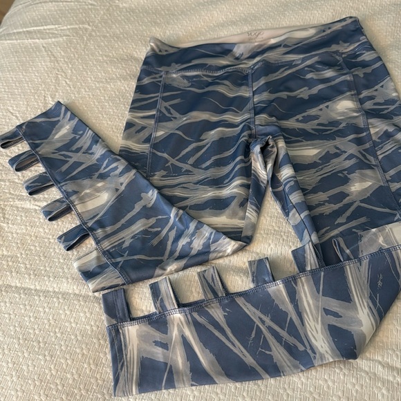 Active wear work out pants. 2 pair. Both size L. Both worn bit good condition - Picture 2 of 7